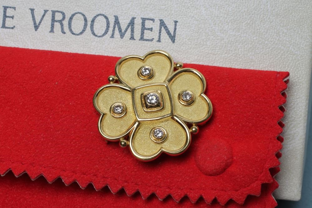 A DIAMOND SET BROOCH Image
