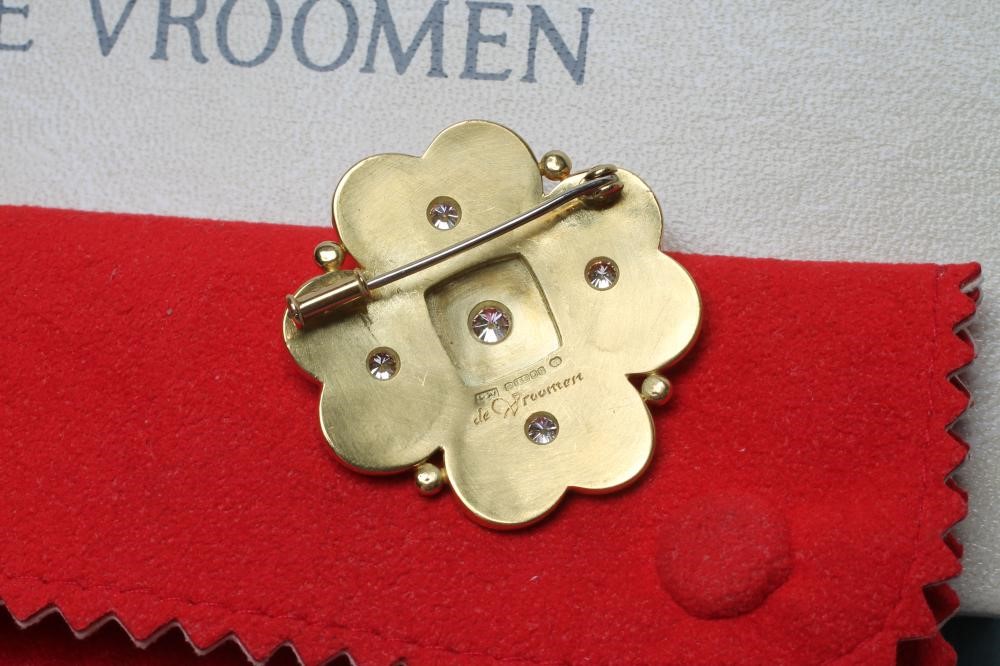 A DIAMOND SET BROOCH Image