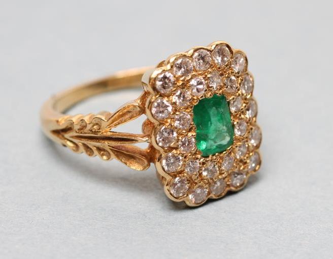 AN EMERALD AND DIAMOND CLUSTER RING Image