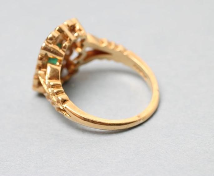 AN EMERALD AND DIAMOND CLUSTER RING Image