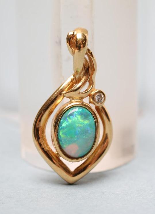 AN OPAL PENDANT Image