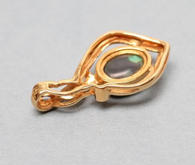 AN OPAL PENDANT Image