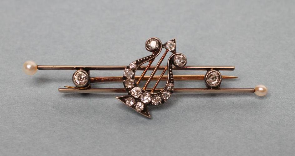 AN EDWARDIAN DOUBLE BAR BROOCH Image