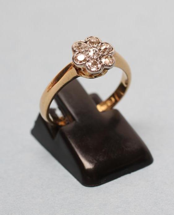 A SEVEN STONE DIAMOND CLUSTER RING Image