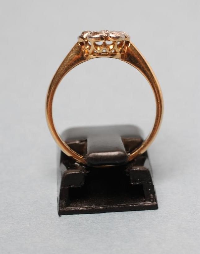 A SEVEN STONE DIAMOND CLUSTER RING Image