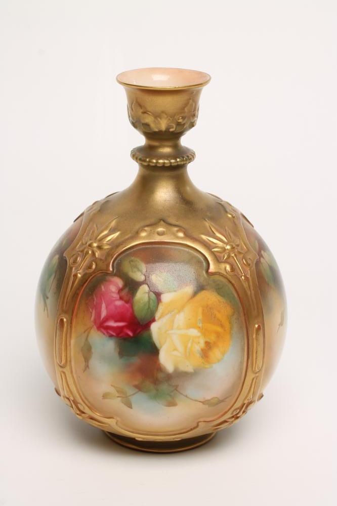 A ROYAL WORCESTER CHINA VASE Image