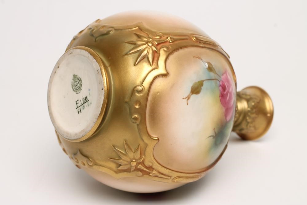 A ROYAL WORCESTER CHINA VASE Image