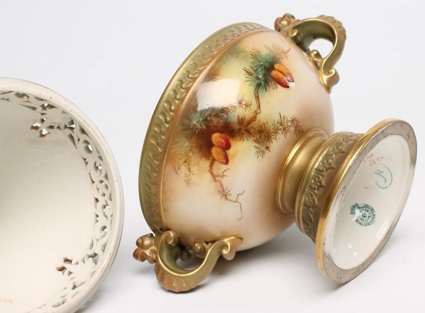 A ROYAL WORCESTER CHINA POT POURRI VASE AND COVER Image