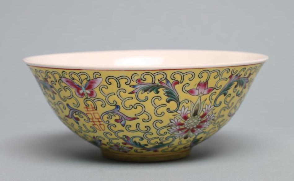 A CHINESE PORCELAIN BOWL of plain flared cylindrical form Image
