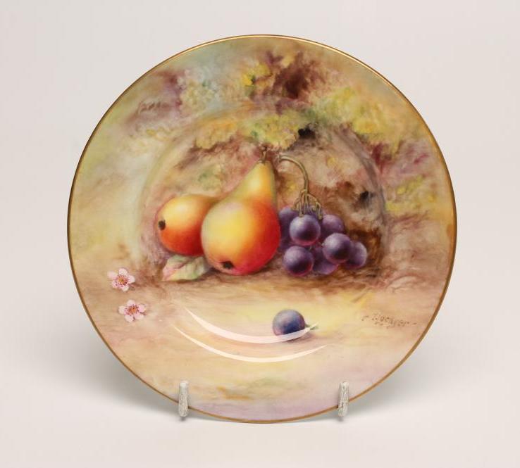 A ROYAL WORCESTER TEA PLATE Image