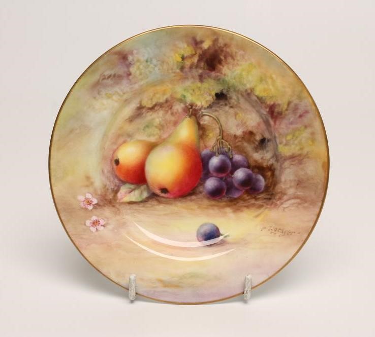 A ROYAL WORCESTER TEA PLATE Image