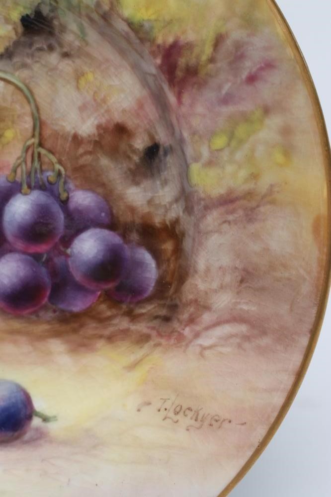 A ROYAL WORCESTER TEA PLATE Image