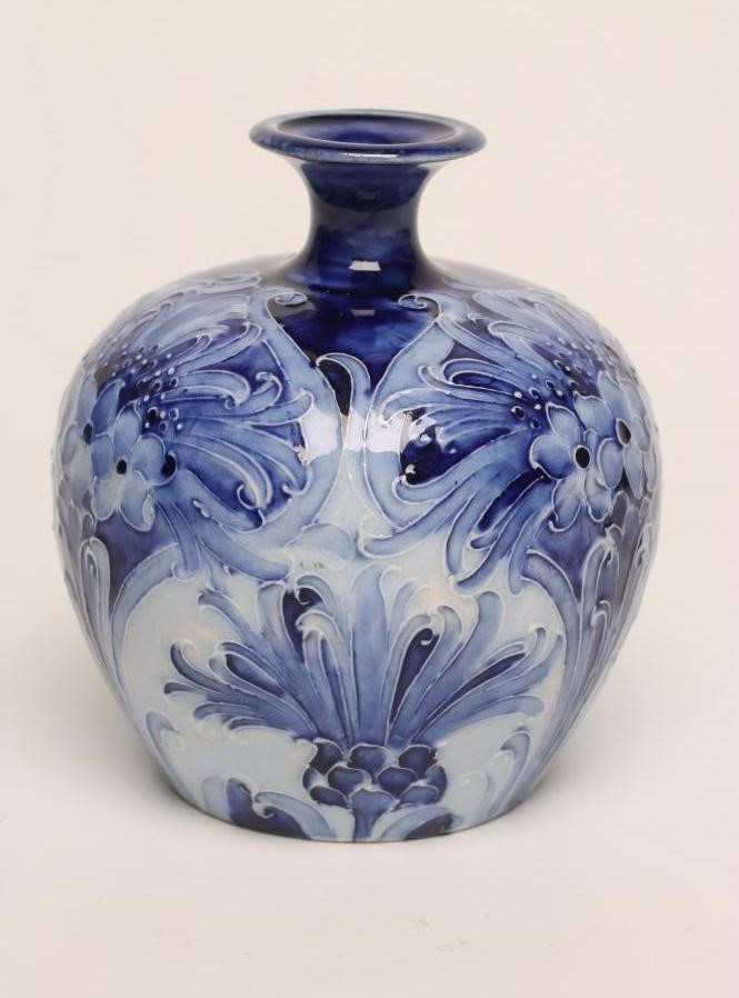 A MACINTYRE MOORCROFT FLORIAN WARE SMALL VASE Image
