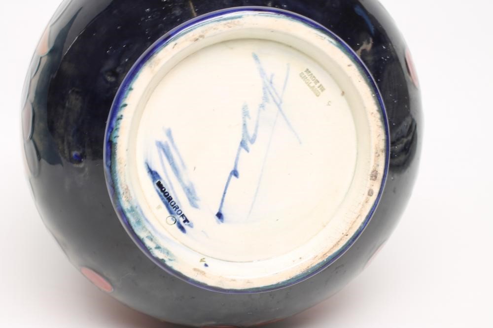 A MOORCROFT POTTERY VASE Image