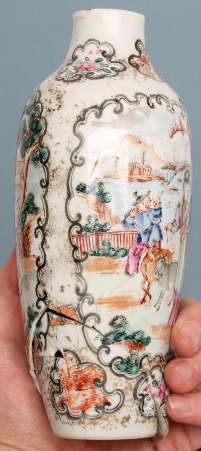 A CHINESE PORCELAIN VASE of flared rounded cylindrical form Image