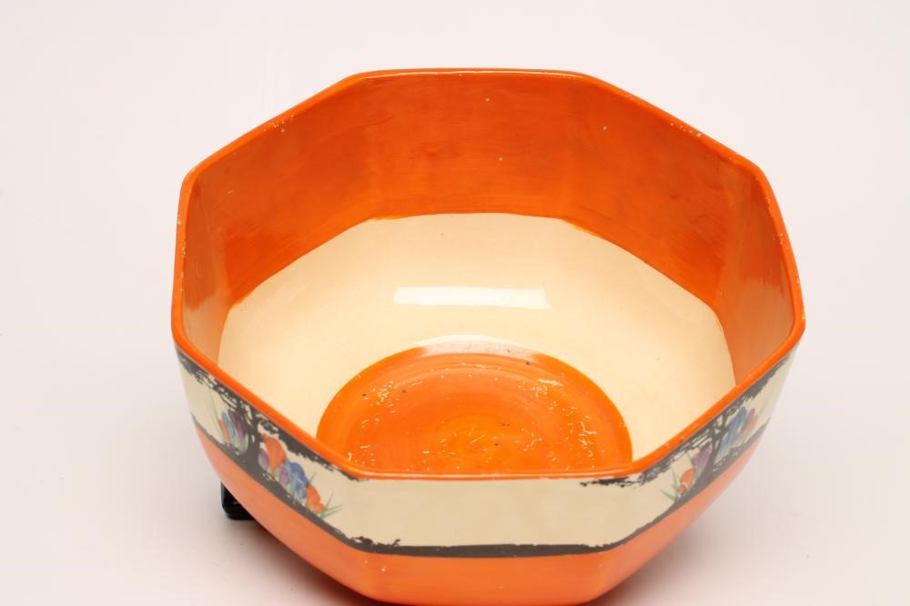 A CLARICE CLIFF NEWPORT POTTERY BIZARRE BOWL Image