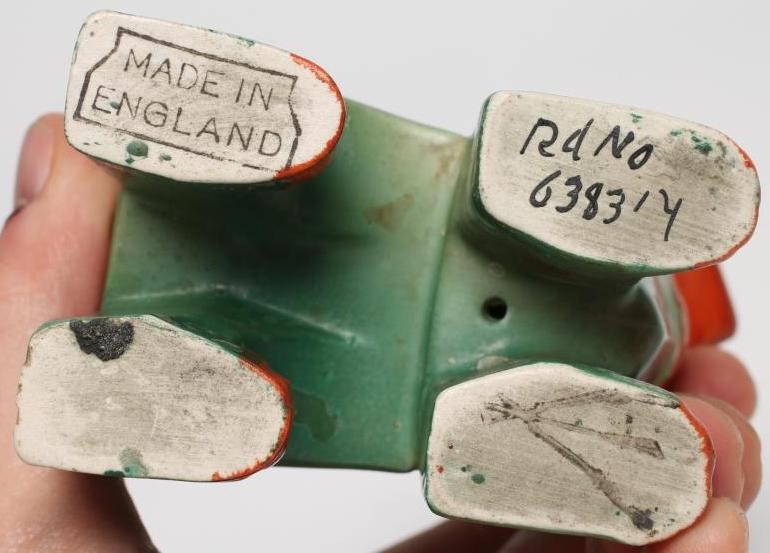 A LOUIS WAIN FUTURISTIC CAT POTTERY SPILL HOLDER Image