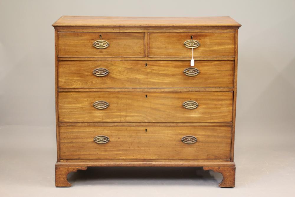 A GEORGIAN MAHOGANY CHEST Image