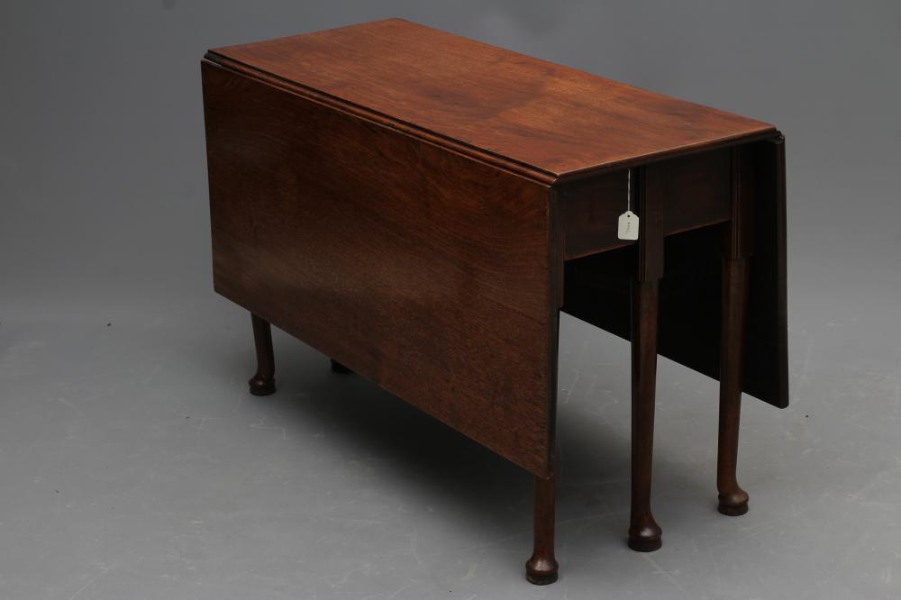 A GEORGIAN MAHOGANY DROP LEAF DINING TABLE Image