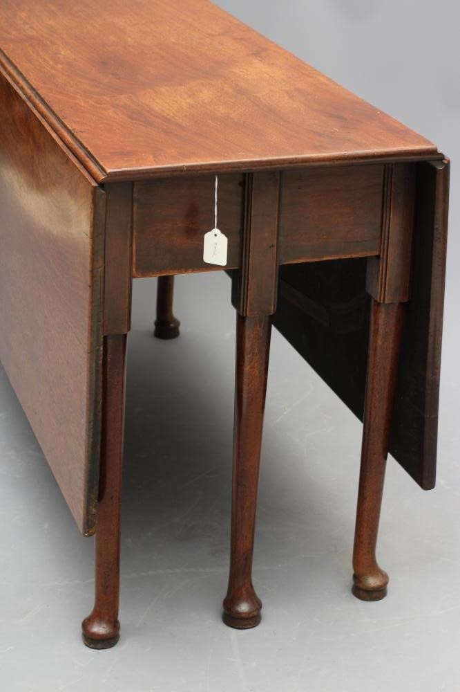 A GEORGIAN MAHOGANY DROP LEAF DINING TABLE Image