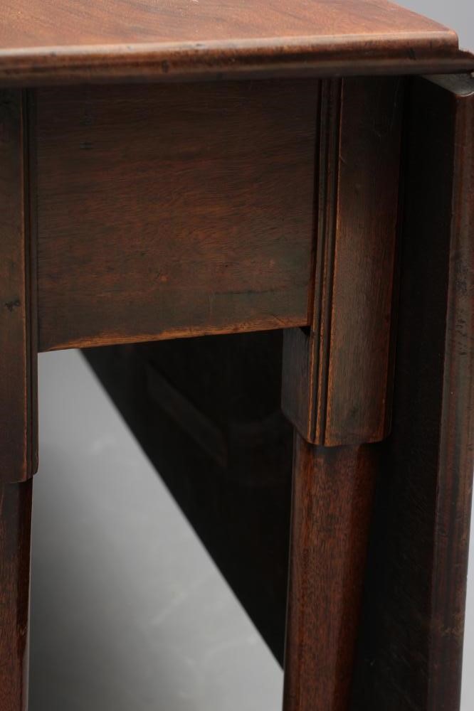 A GEORGIAN MAHOGANY DROP LEAF DINING TABLE Image