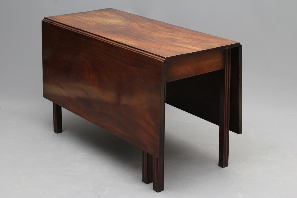 A GEORGIAN MAHOGANY DROP LEAF DINING TABLE Image