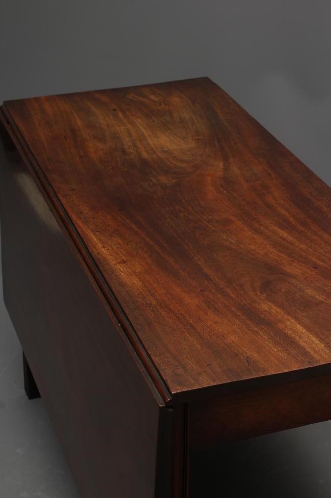 A GEORGIAN MAHOGANY DROP LEAF DINING TABLE Image