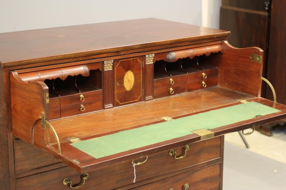 A GEORGIAN MAHOGANY SECRETAIRE Image