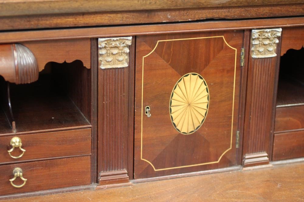 A GEORGIAN MAHOGANY SECRETAIRE Image