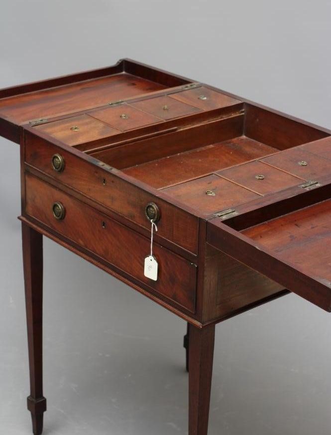 A GEORGIAN MAHOGANY KNEEHOLE DRESSING CHEST Image