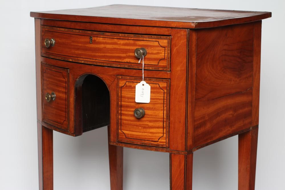 A SMALL SATINWOOD OCCASIONAL TABLE Image