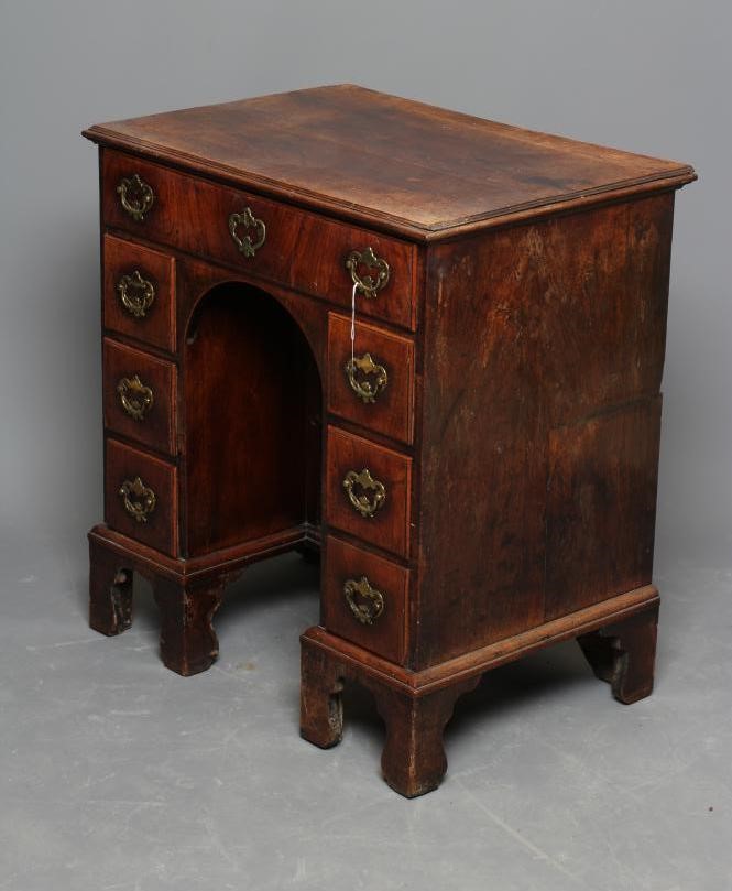 A GEORGIAN MAHOGANY KNEEHOLE DRESSING TABLE Image