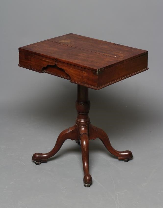 A GEORGIAN MAHOGANY COLLECTORS/SPECIMEN(?) TABLE Image