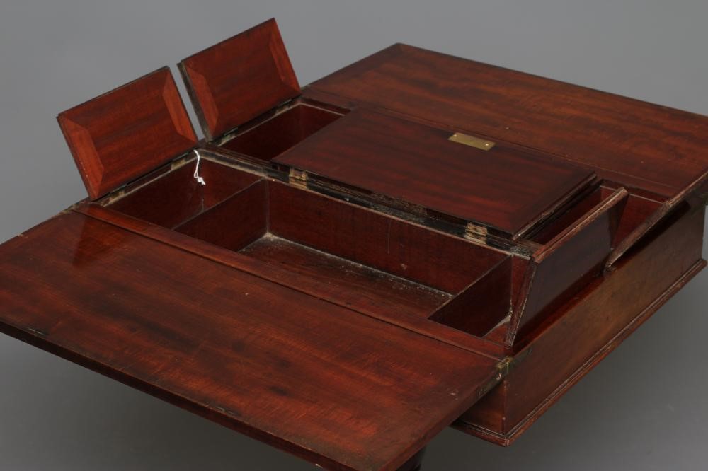 A GEORGIAN MAHOGANY COLLECTORS/SPECIMEN(?) TABLE Image
