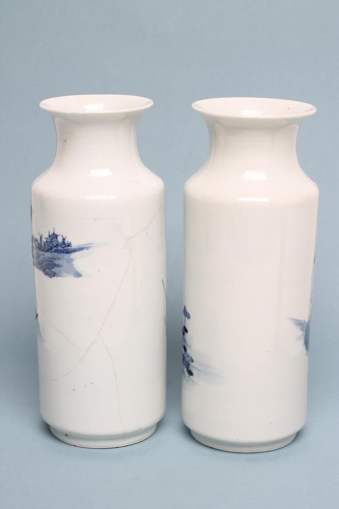 A MATCHED PAIR OF CHINESE PORCELAIN ROULEAU VASES Image