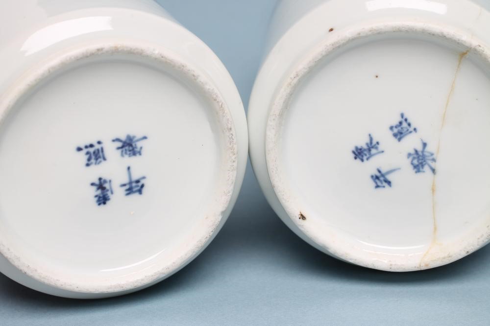 A MATCHED PAIR OF CHINESE PORCELAIN ROULEAU VASES Image