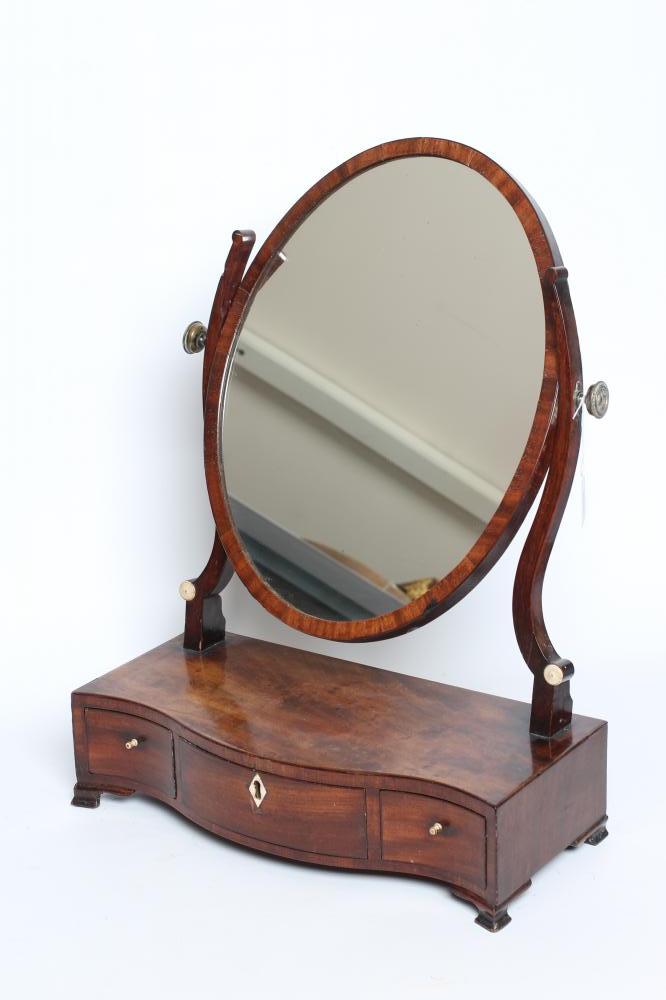 A GEORGIAN MAHOGANY TOILET MIRROR Image