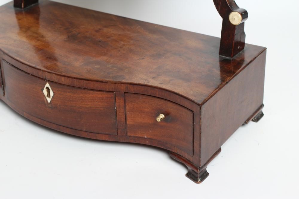 A GEORGIAN MAHOGANY TOILET MIRROR Image