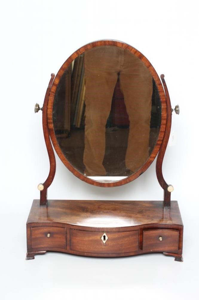 A GEORGIAN MAHOGANY TOILET MIRROR Image