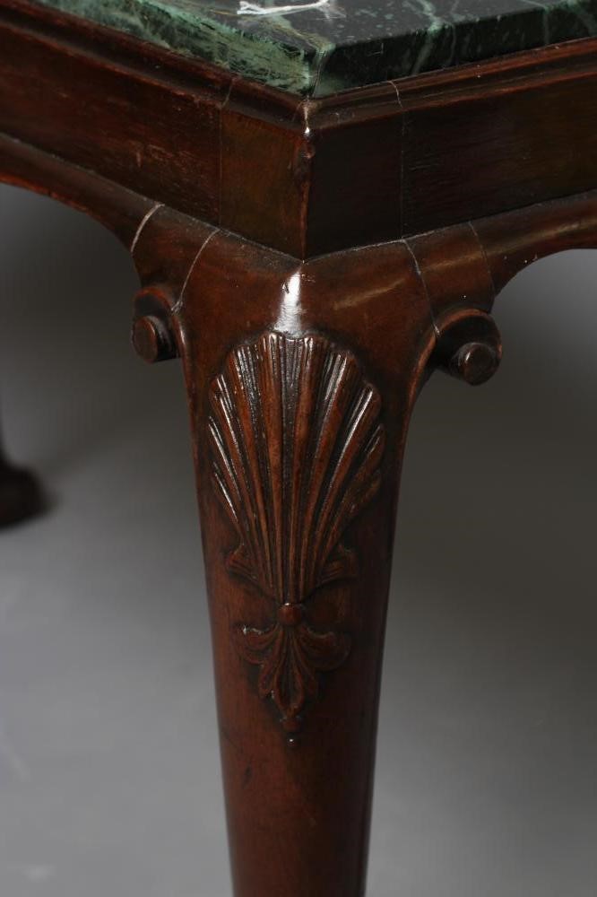 A GEORGIAN MAHOGANY WINDOW SEAT Image