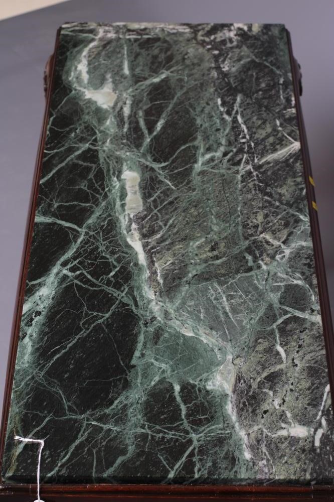 A GEORGIAN MAHOGANY WINDOW SEAT Image