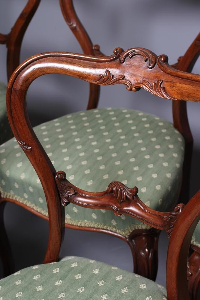A SET OF SIX VICTORIAN ROSEWOOD DINING CHAIRS Image