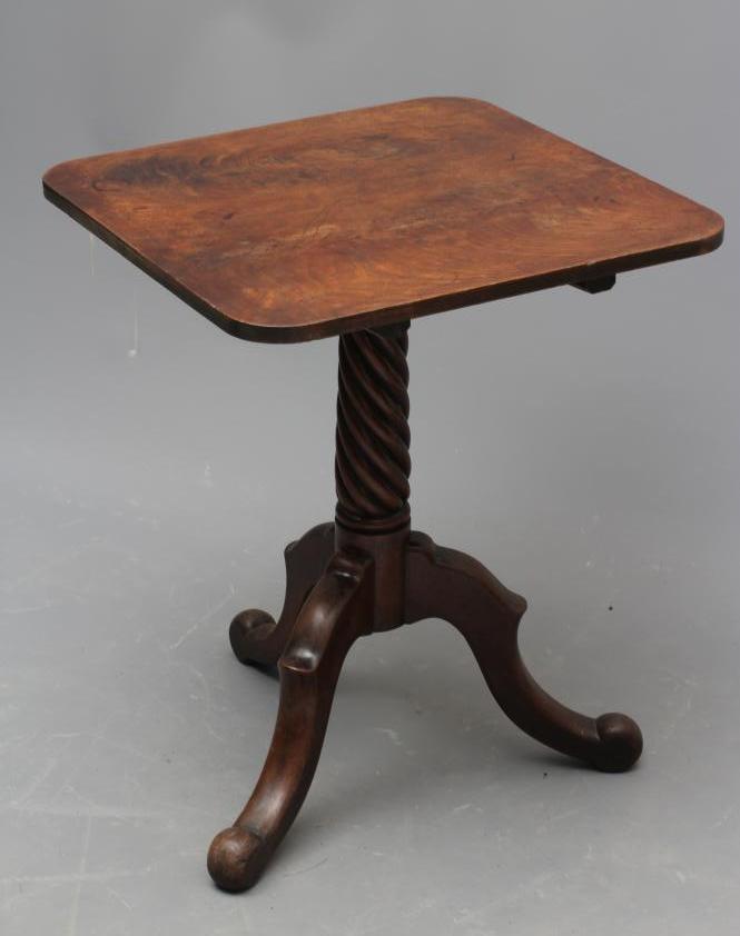 A GEORGIAN MAHOGANY TRIPOD TABLE Image