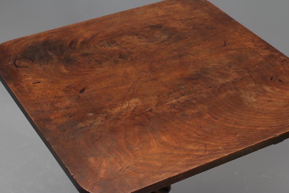 A GEORGIAN MAHOGANY TRIPOD TABLE Image
