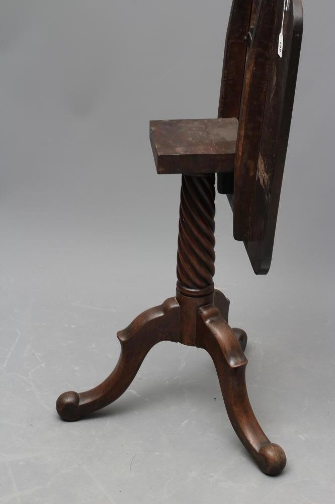 A GEORGIAN MAHOGANY TRIPOD TABLE Image