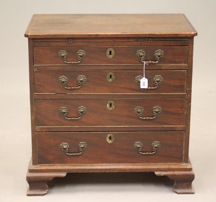 A SMALL GEORGIAN MAHOGANY CHEST Image