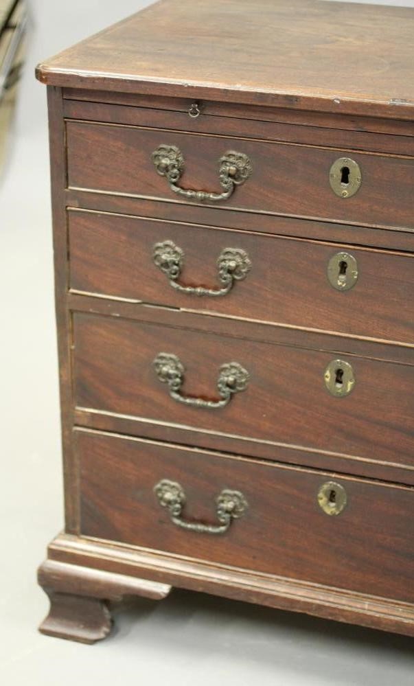 A SMALL GEORGIAN MAHOGANY CHEST Image