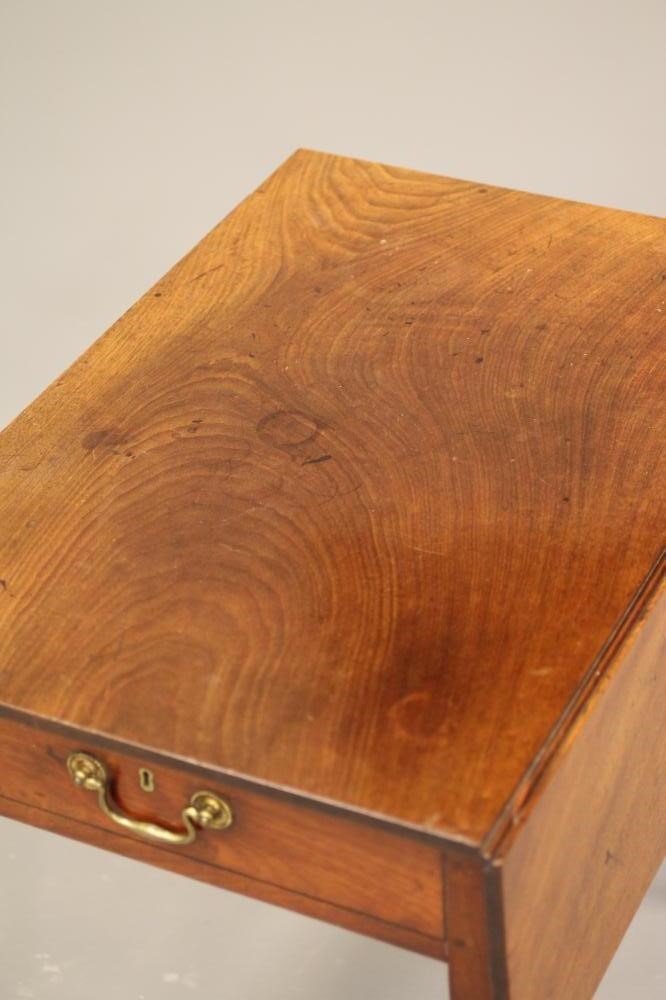 A GEORGIAN MAHOGANY PEMBROKE TABLE Image