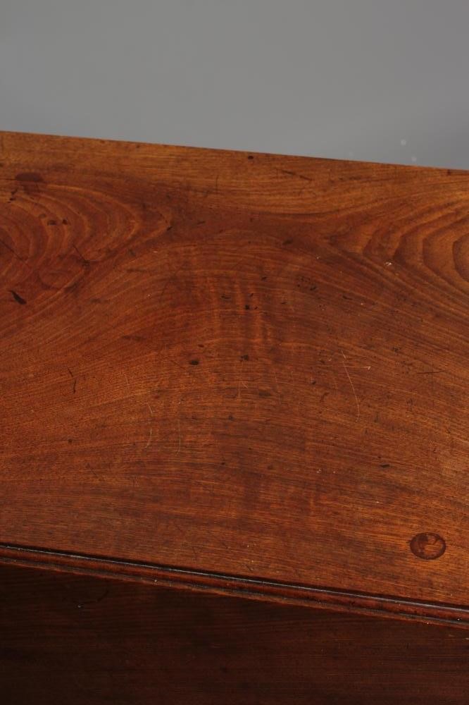 A GEORGIAN MAHOGANY PEMBROKE TABLE Image