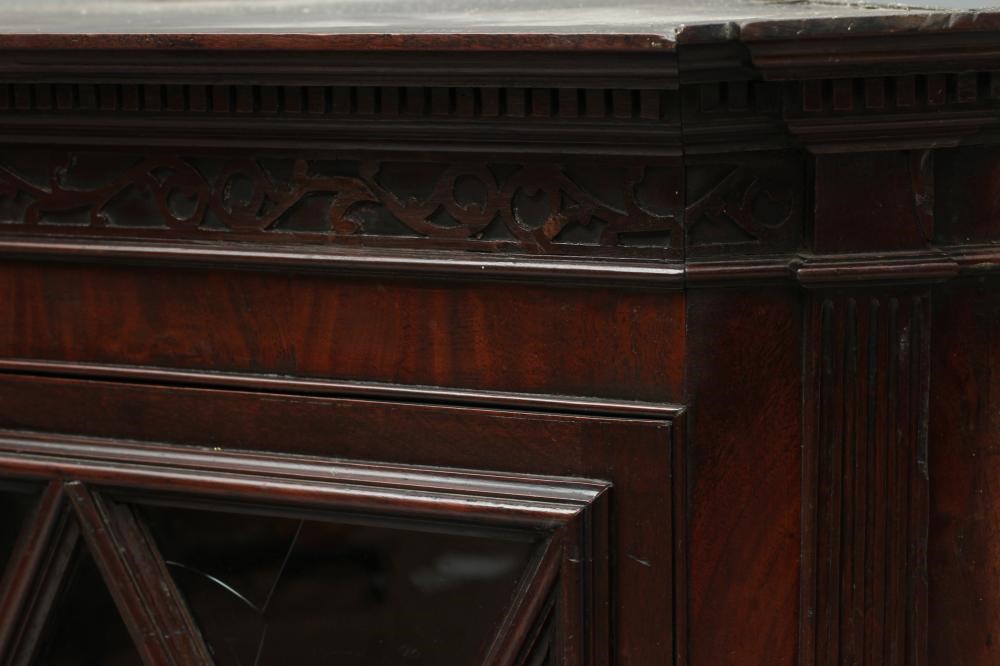 A GEORGIAN MAHOGANY CORNER CUPBOARD Image